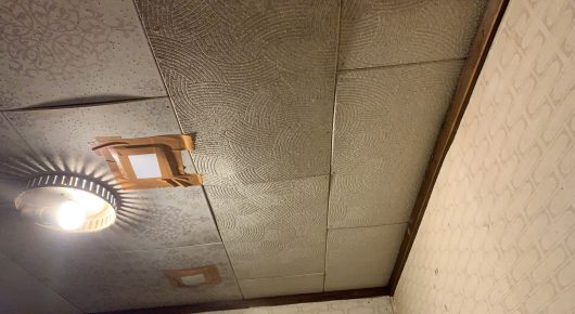 歪んだ天井